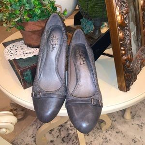 Life Stride gray pumps . Striped fabric , gray faux leather &  small buckle 7.5M